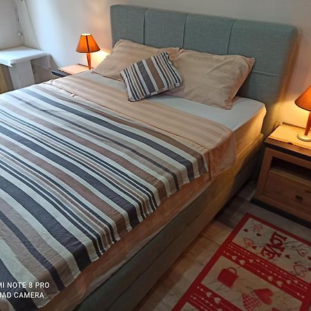 Studio Apartman Lea Pula Exterior photo